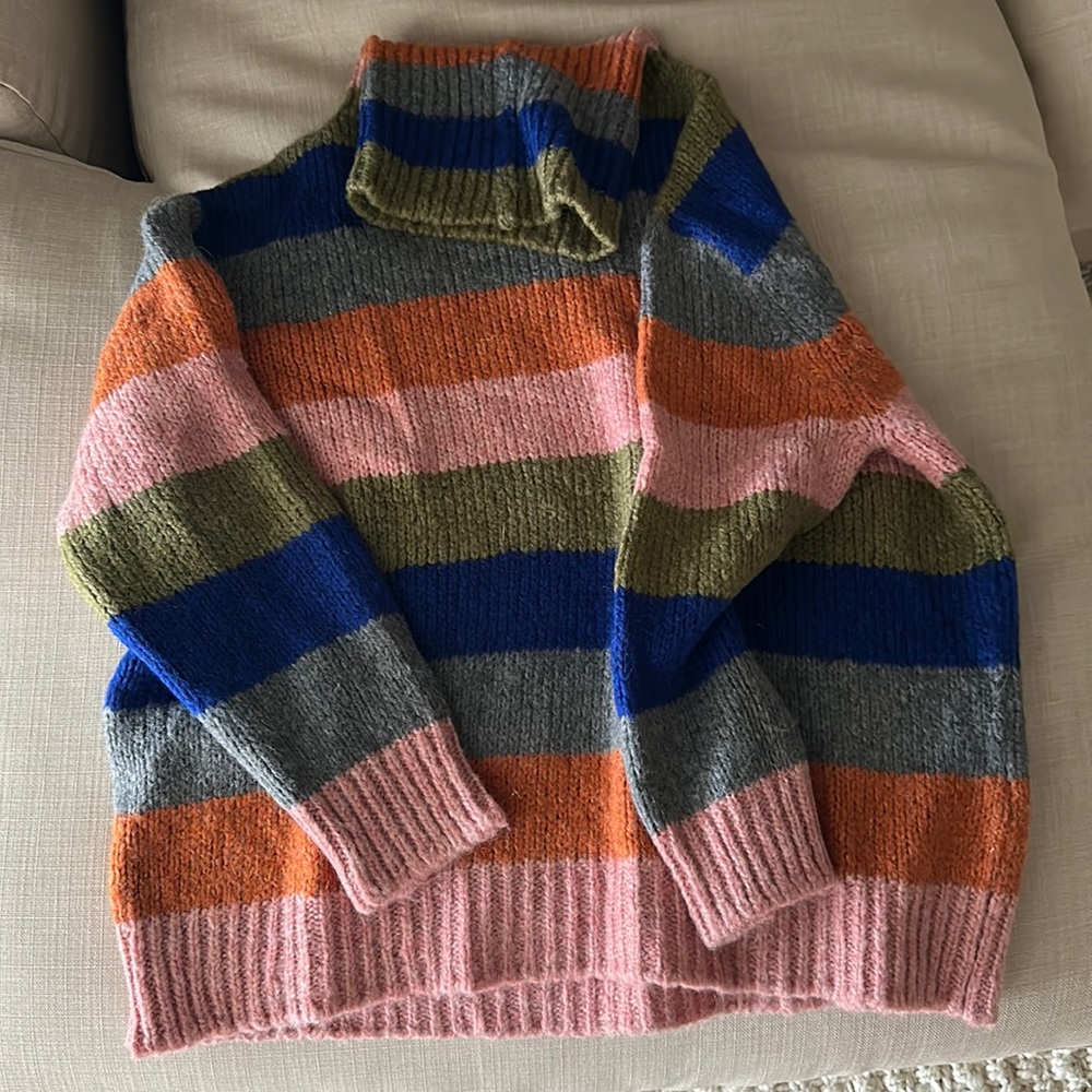 Oversize turtleneck sweater.